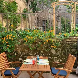 https://capucines-un-jardin-secret-dans-le-centre-historique.fr-provencehotel.com